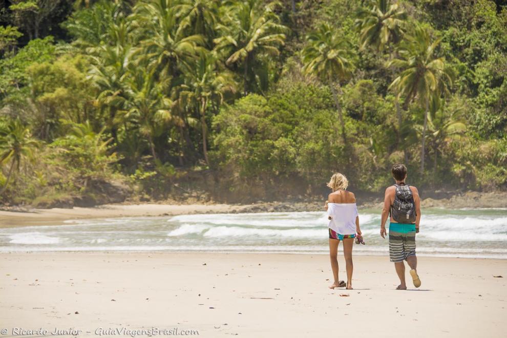 Imagem de casal admirando a praia.